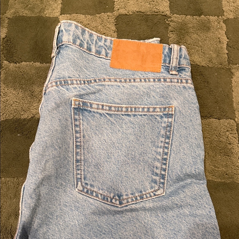 Zara Light Wash High-Rise Mom Jeans - Picture 4 of 4